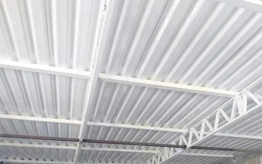 Telha Termoacústica Sanduíche BH em galpão